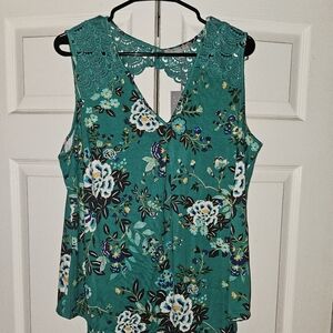 Daniel Rainn Sleeveless shirt.